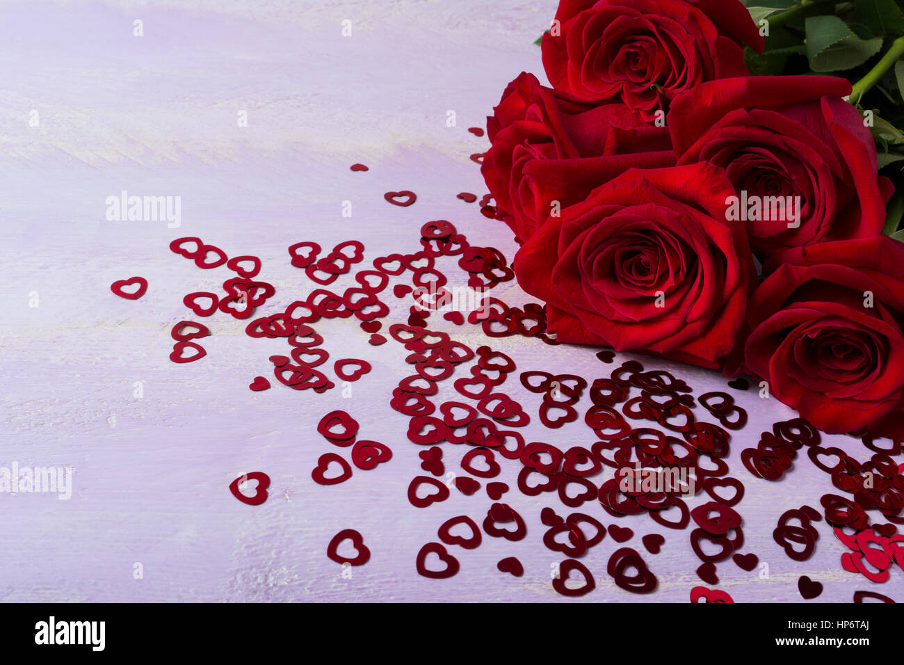 Burgunder Rosenstrauss auf lila Hintergrund. St. Valentine Day rotes Herz Grußkarte. Elegante Hochzeitseinladung. Kopieren Sie Raum. Verwendet, um Liebe zu symbolisieren Stockfoto