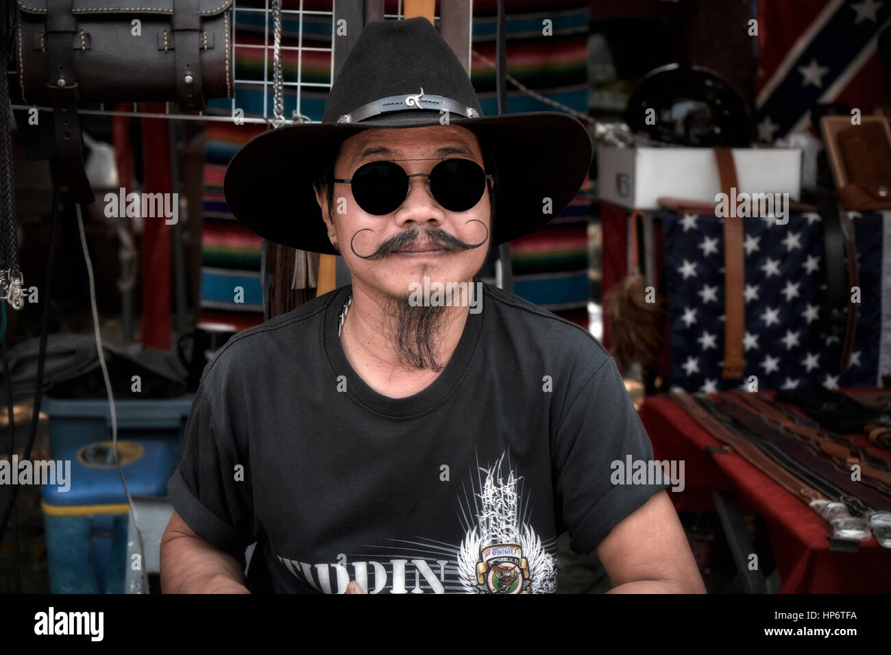 Gewachster Schnurrbart und kostenlose schwarze Sonnenbrille und Kleidung, die von einem Mann auf einem Biker-Festival getragen wird Stockfoto