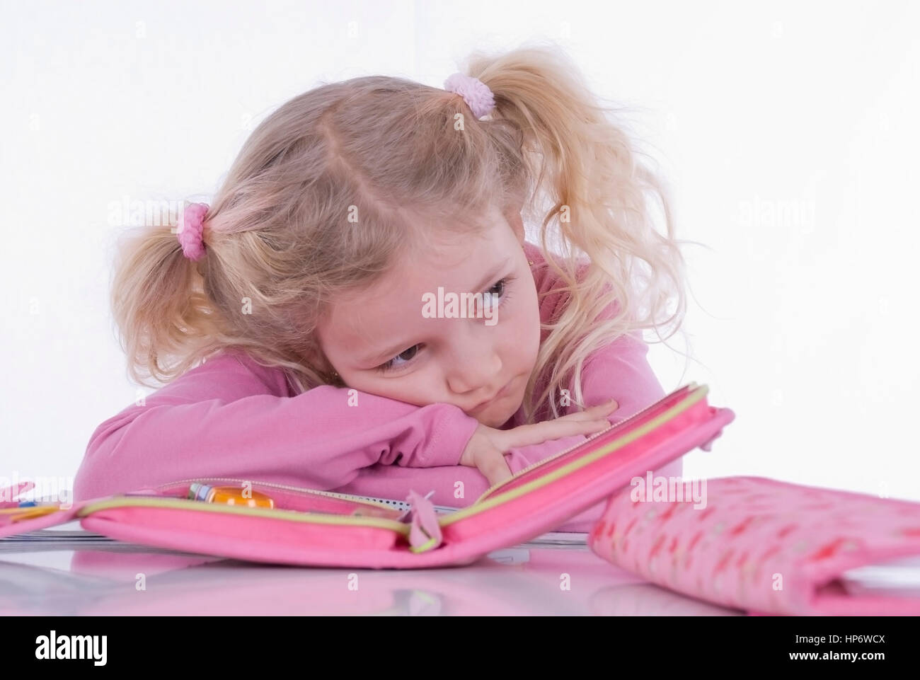 Model Release, Gelangweiltes Maedchen, 6 Jahre, Macht Hausaufgaben - gelangweilt Schulmädchen Stockfoto
