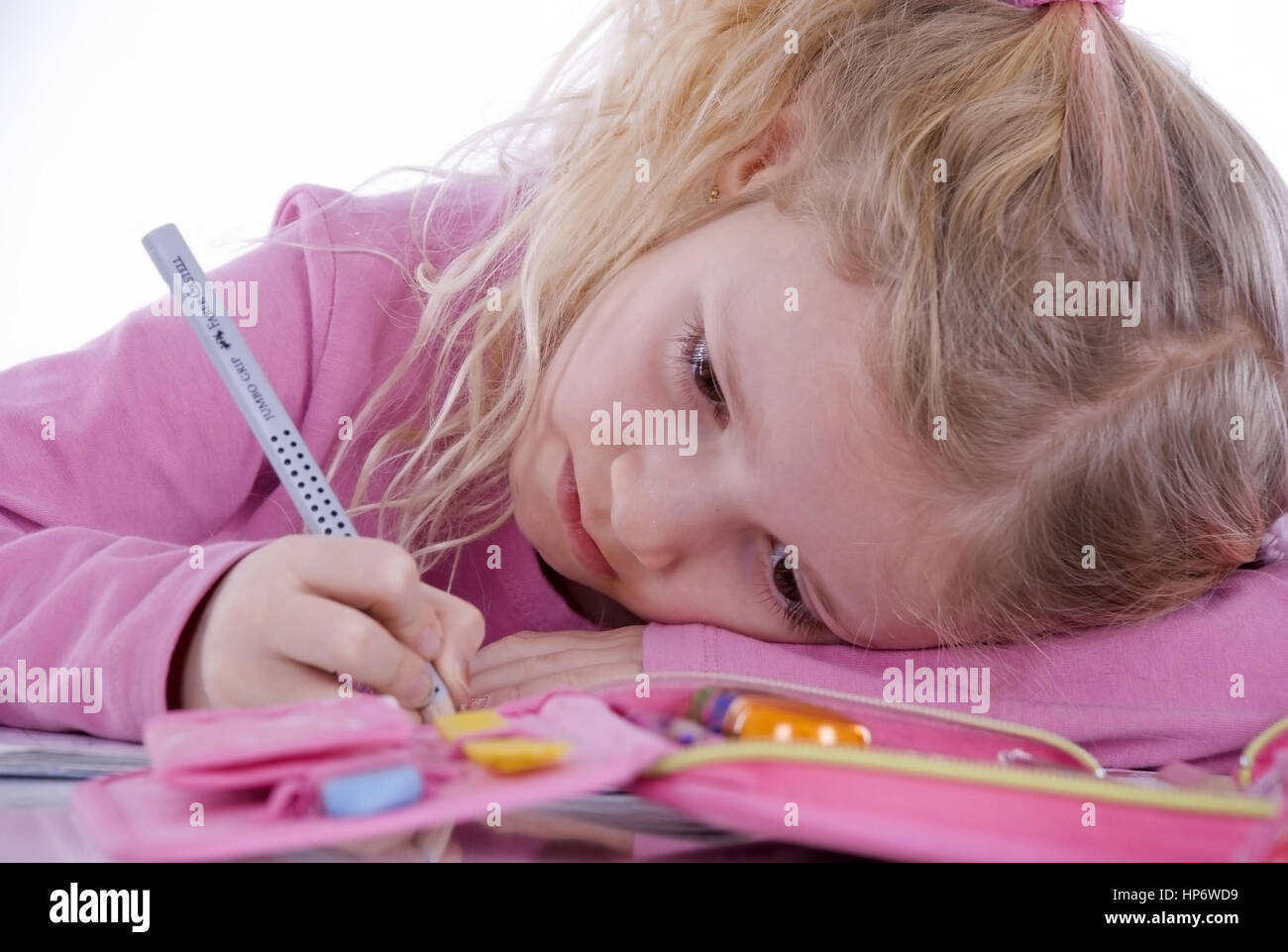 Model Release, Gelangweiltes Maedchen, 6 Jahre, Macht Hausaufgaben - gelangweilt Schulmädchen Stockfoto