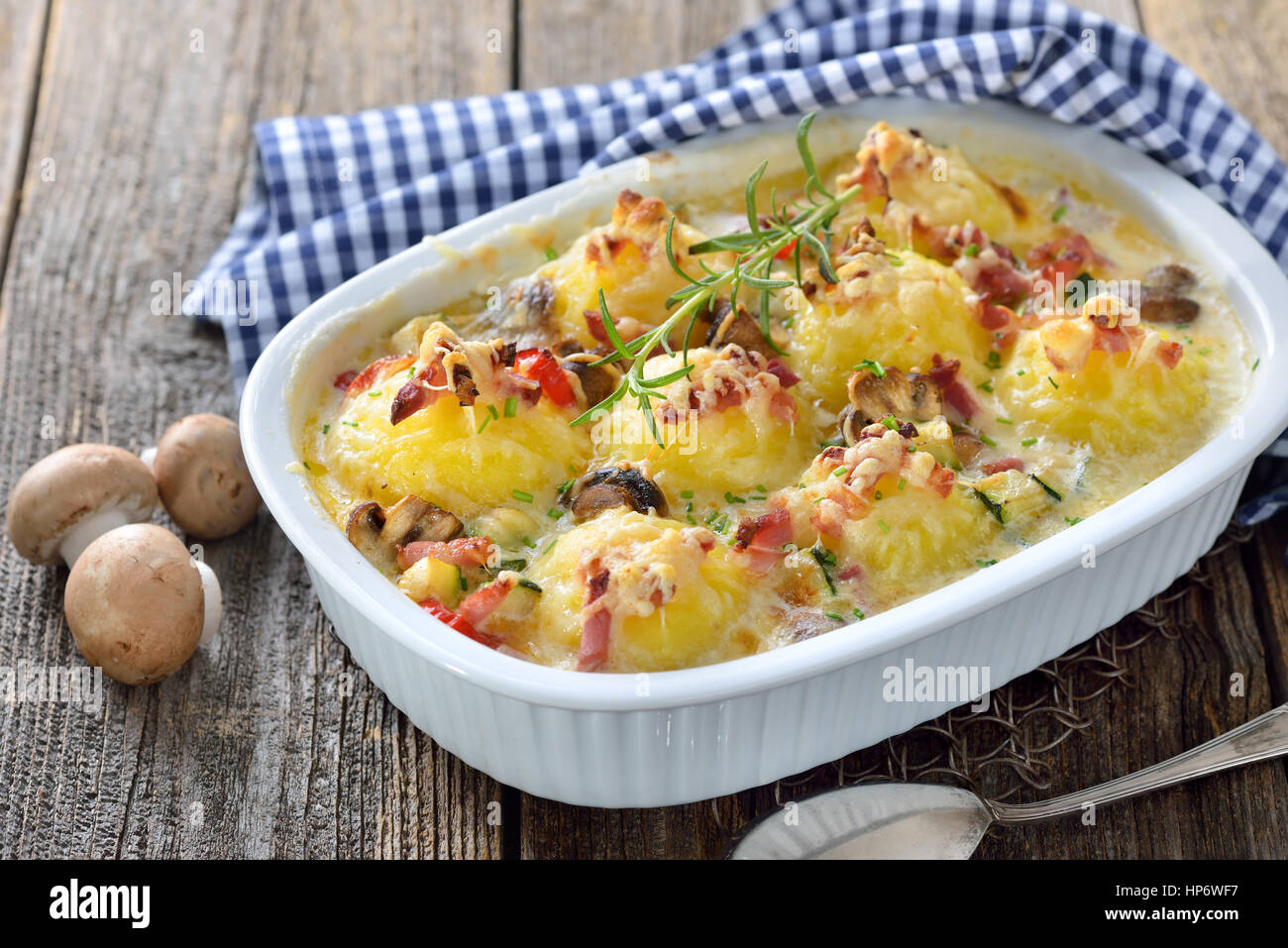 Herzhafte Kartoffel-Knödel-Gratin mit Emmentaler Käse, Speck und Gemüse ...