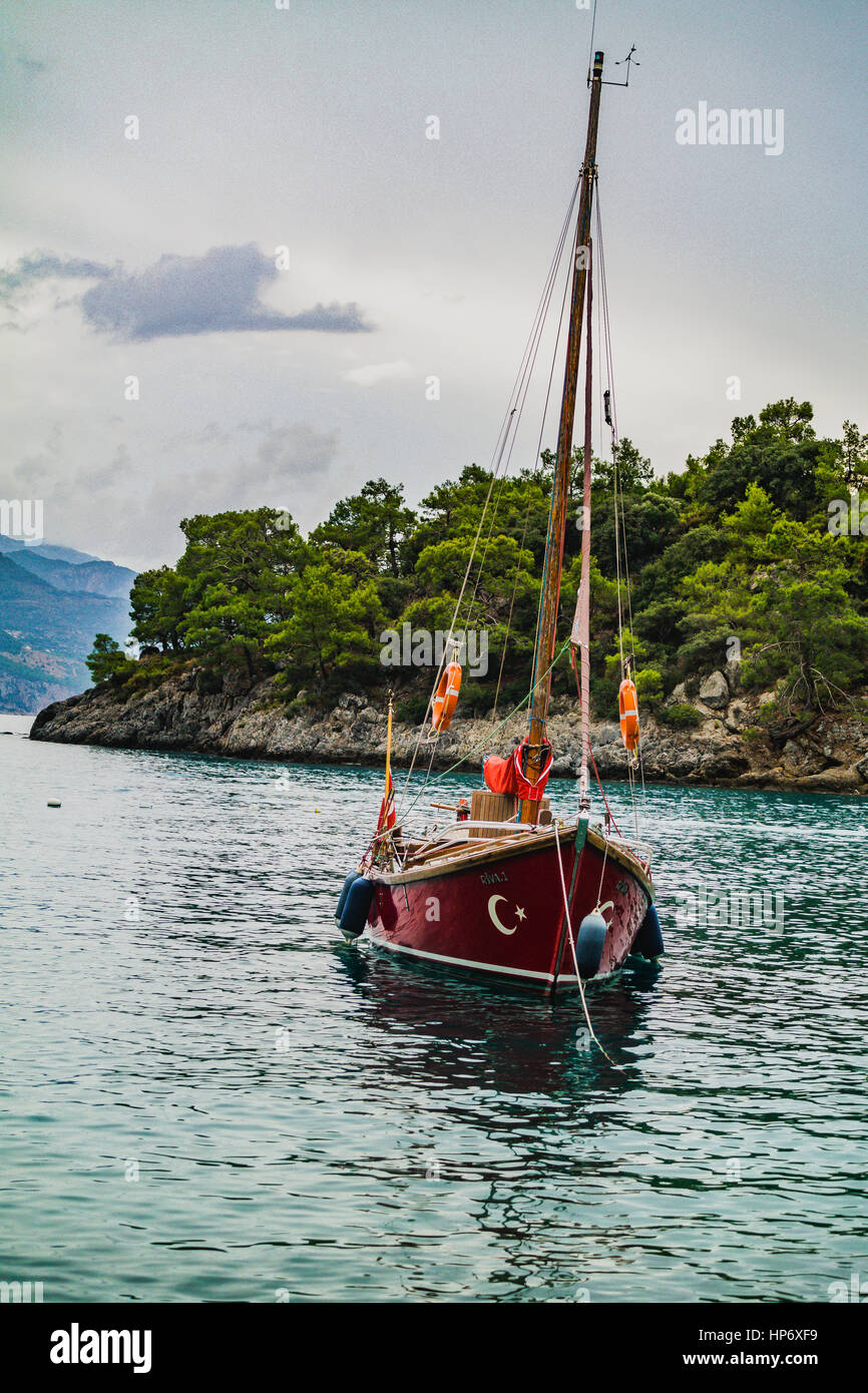 Kleines Segelboot in der Bucht - Koyda Ufak Yelkenli Tekne Stockfoto