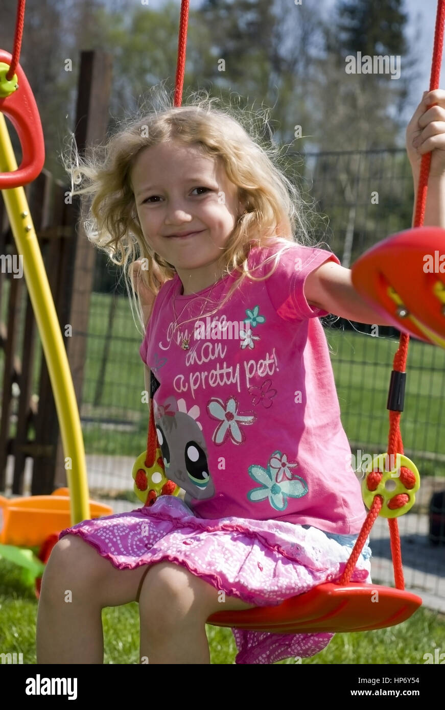 Blondinen näher, 7, Auf der Schaukel - blonde Mädchen auf Schaukel Stockfoto