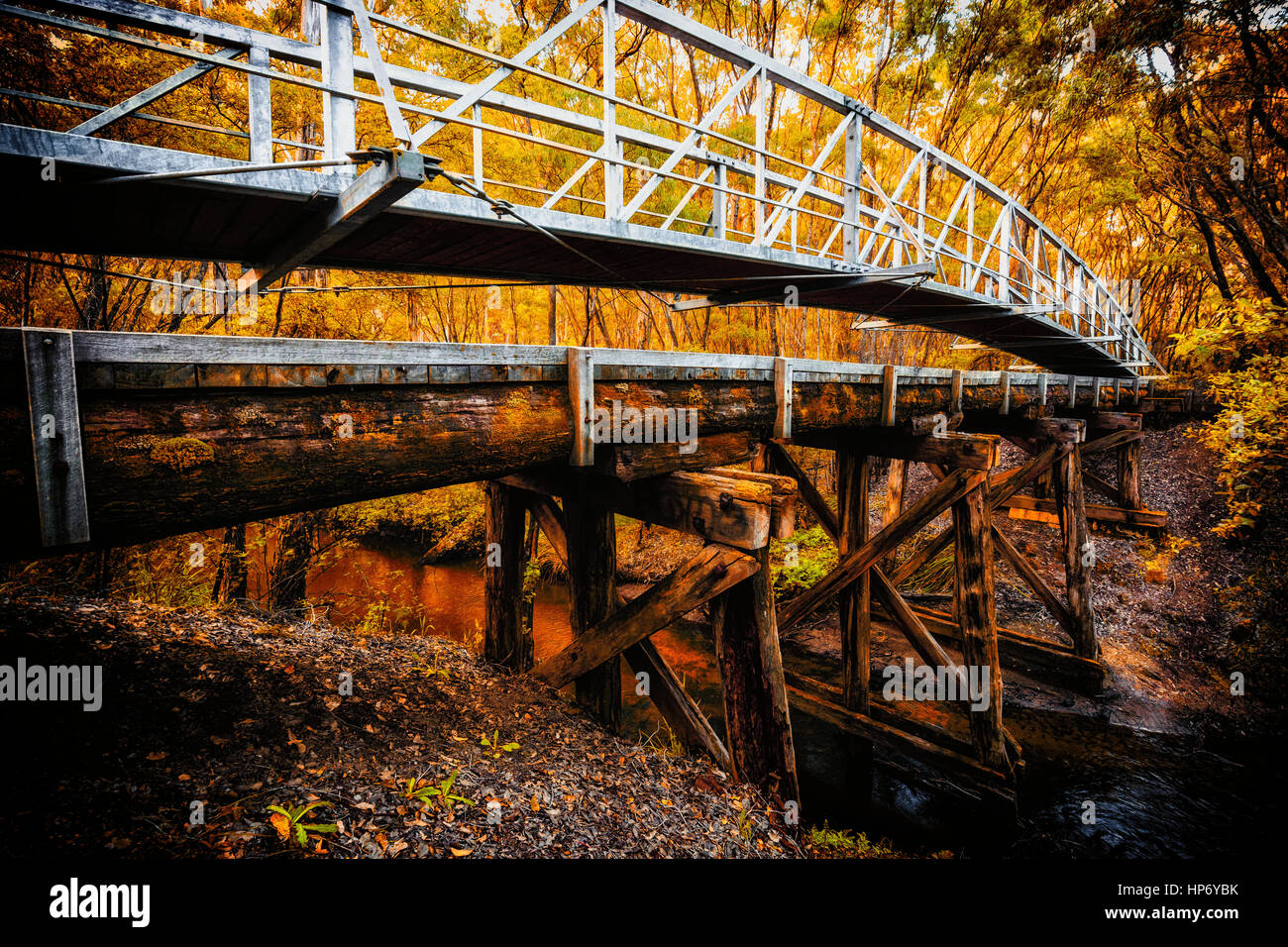 Holzbrücke im Herbst Stockfoto