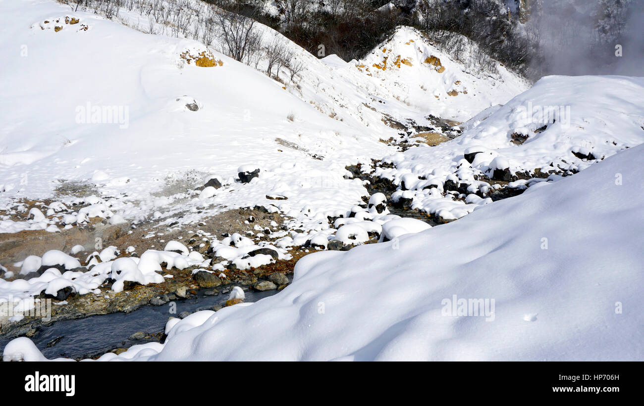 Closeup Stein und Stream im Nebel Noboribetsu Onsen Schnee winter Nationalpark in Jigokudani, Hokkaido, Japan Stockfoto