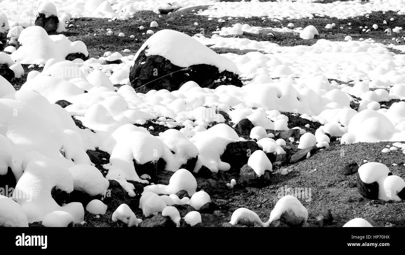 Closeup Stein und Schnee Monochrom im Nebel Noboribetsu Onsen Schnee Winter Nationalpark in Jigokudani, Hokkaido, Japan Stockfoto