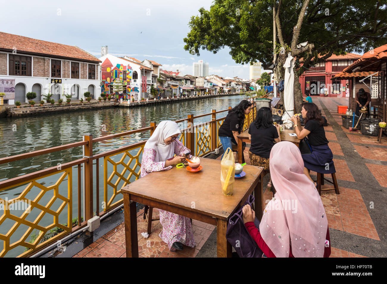 MELAKA, MALAYSIA: Essen Sie zwei junge malaysische Frauen tragen des islamischen Hijab (Schleier) ein Eis in der kolonialen Altstadt Melaka (oder Malacca) in Malay Stockfoto
