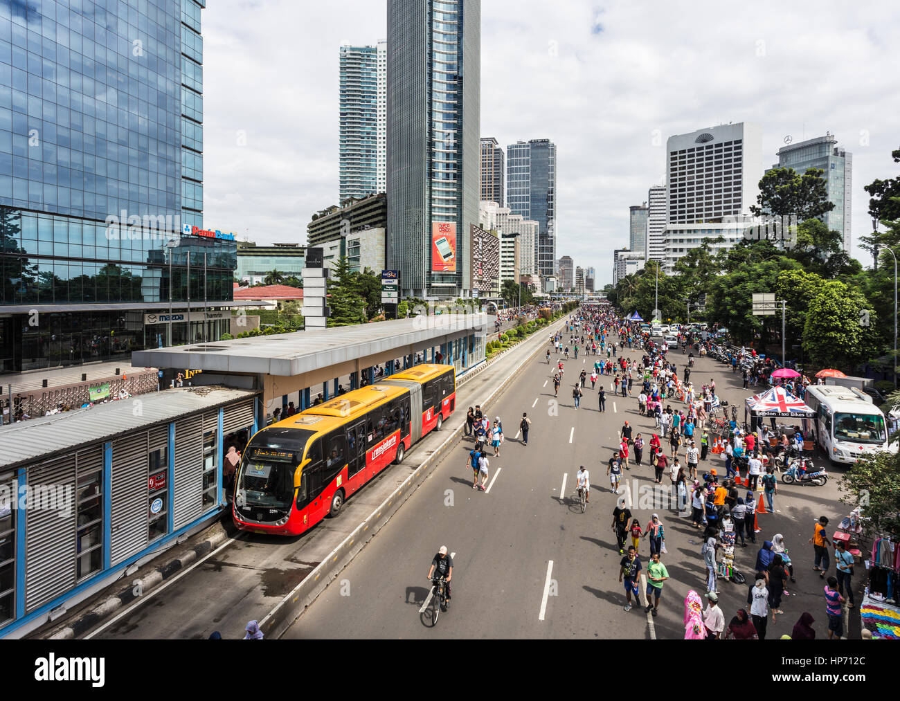 JAKARTA, Indonesien - 18. Dezember 2016: Man gerne outdoor-Aktivitäten wie Suppen, während die autofreie Tag statt jeden Sonntagmorgen in t Stockfoto