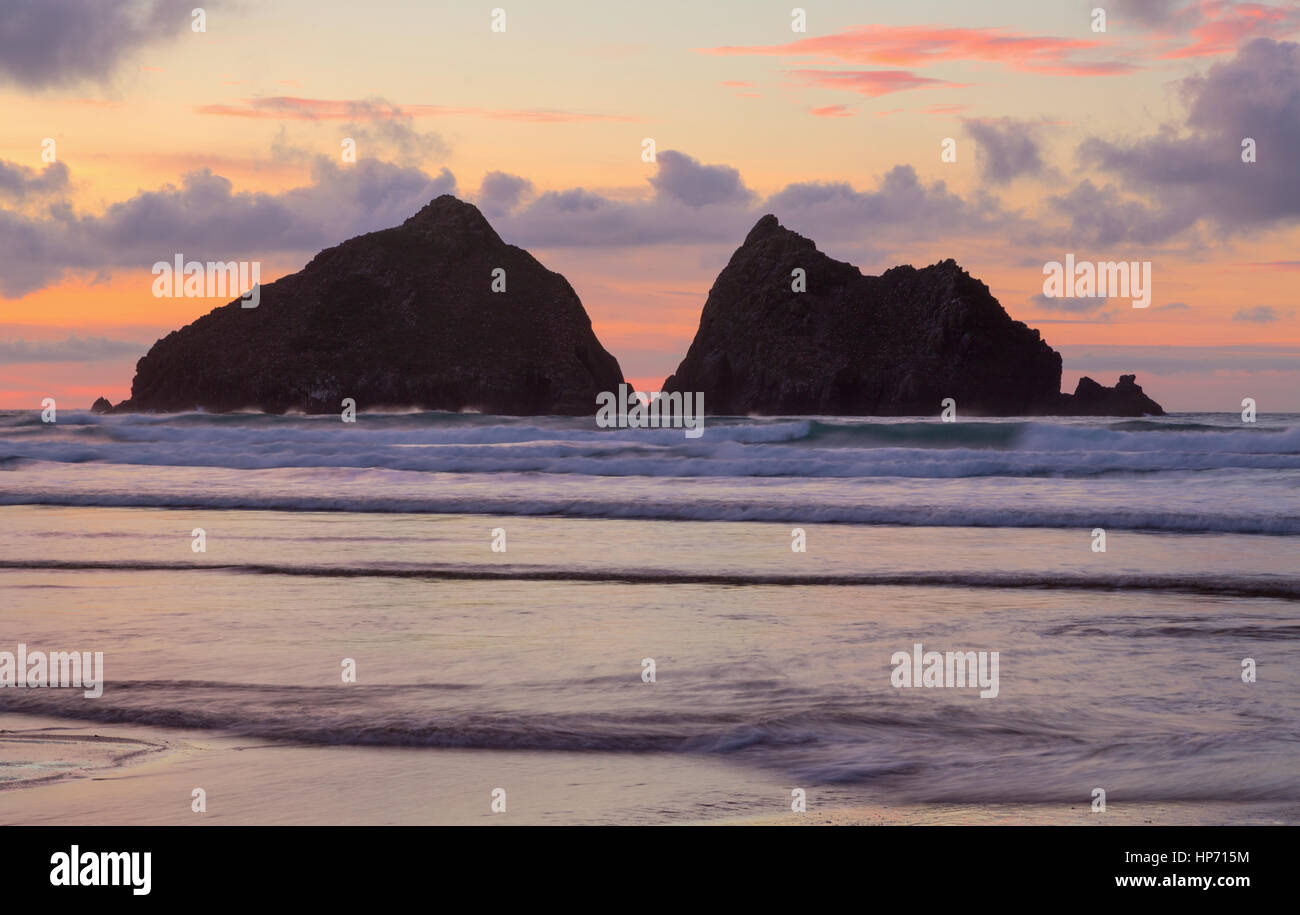 Sonnenuntergang über die Fuhrmänner Felsen in Holywell in North Cornwall Stockfoto