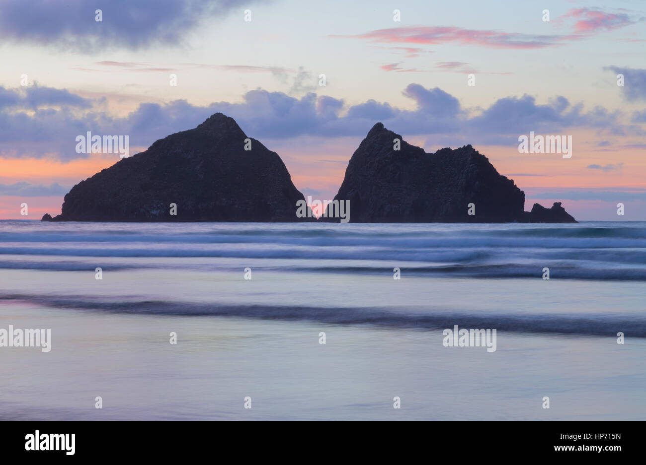 Sonnenuntergang an der legendären Carters Rocks off Holywell Bay in North Cornwall Stockfoto