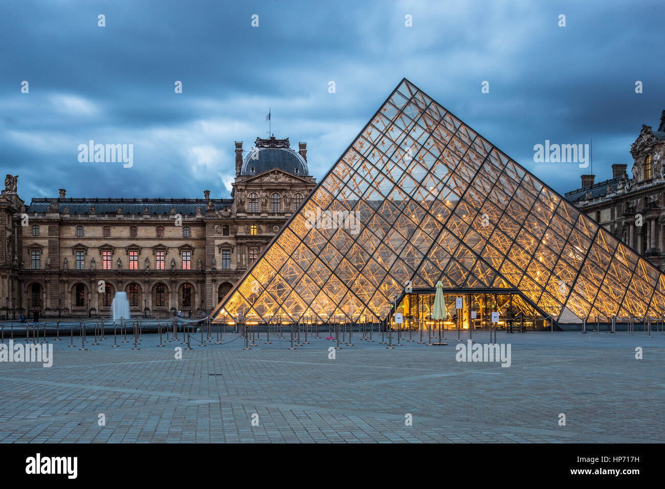 PARIS, Frankreich - 4. August 2016: Dämmerung über dem Lamellen-Palast in Paris mit seiner berühmten Glaspyramide Stockfoto