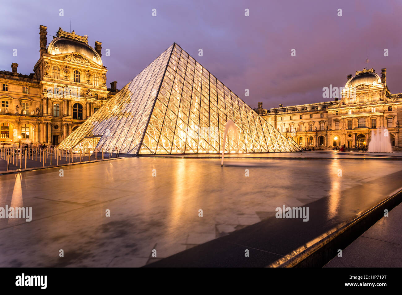 PARIS, Frankreich - 4. August 2016: Die Lamellen Palast in der Nacht in der Hauptstadt Paris, Frankreich. Stockfoto