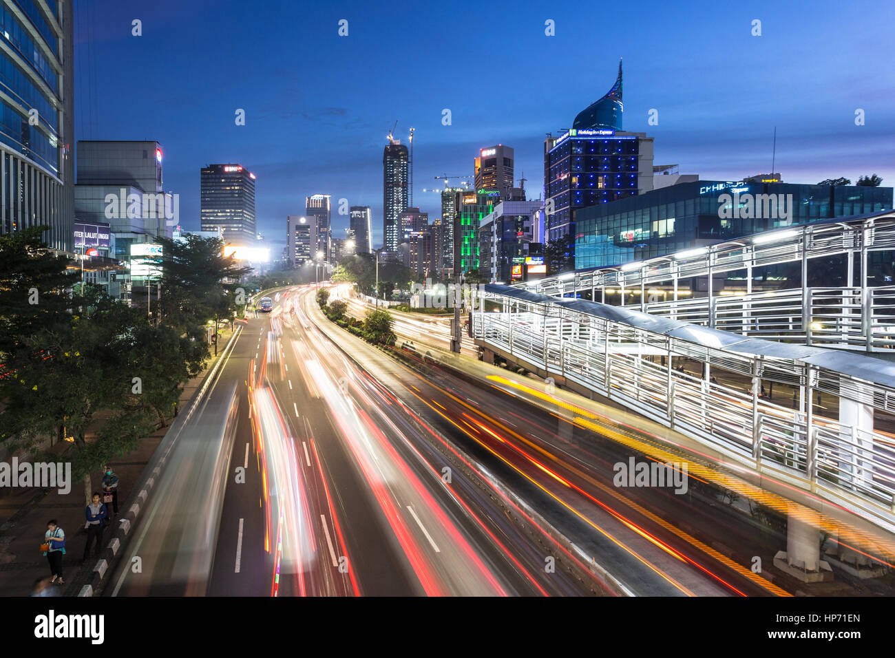JAKARTA, Indonesien - 20. Dezember 2016: Verkehr rauscht durch Jakarta Hauptstraße im Geschäftsviertel in der Nacht in der Hauptstadt von Indonesien. Stockfoto