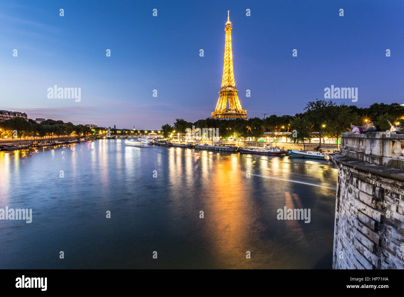 PARIS - 5. August 2016: Die Lichter des Eiffelturms reflektieren in Seineufer in der Nacht in der Hauptstadt Paris, Frankreich. Stockfoto