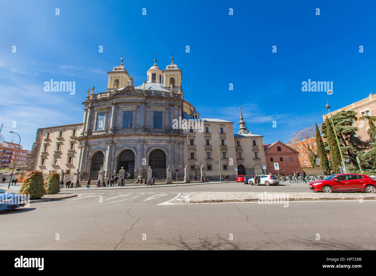 MADRID, Spanien - 13. März 2016: Nicht identifizierten Personen vor der königlichen Basilika von San Francisco el Grande in Madrid. Es ist eine römisch-katholische Kirche Stockfoto