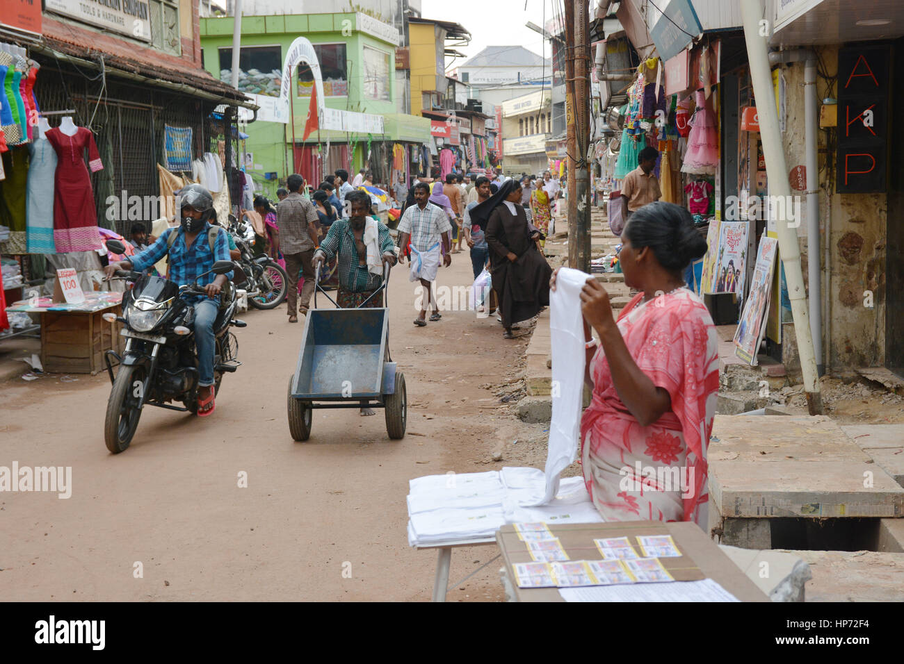 Mumbai, Indien - 6. November 2015 - Mann zieht einen Wagen mit Paletten langsam in der sehr belebten Straßen und Verkehr in Mumbai mit Tuk-Tuk und taxis Stockfoto