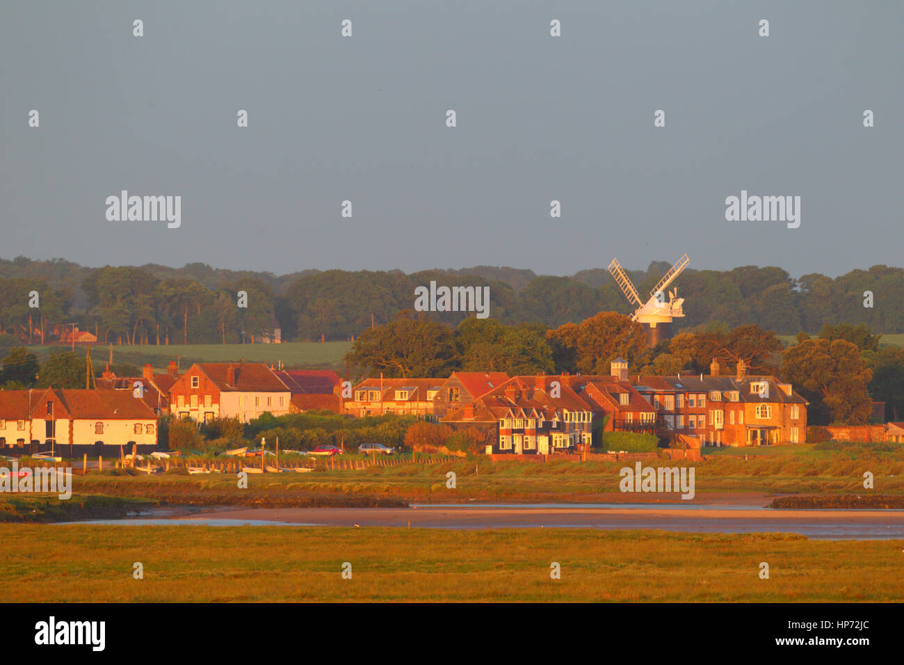 Dorf von Burnham Overy Staithe in North Norfolk bei Sonnenaufgang im Sommer von Gun Hill gesehen Stockfoto