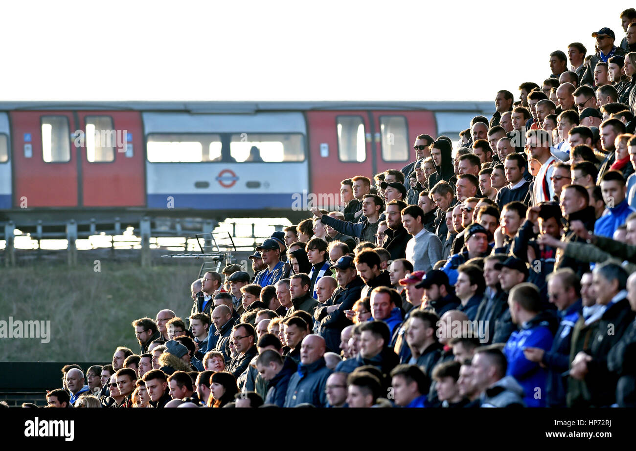 Ein Londoner U-Bahn-Zug fährt während des Spiels der Sky Bet League 2 zwischen Barnett und Portsmouth im Hive Stadium in London an den Fans vorbei. 18. Februar 2017. Nur für redaktionelle Zwecke. Keine Verkaufsförderung. Für Football-Bilder gelten Einschränkungen für FA und Premier League. Keine Nutzung des Internets/Handys ohne FAPL-Lizenz - für Details wenden Sie sich an Football Dataco Stockfoto