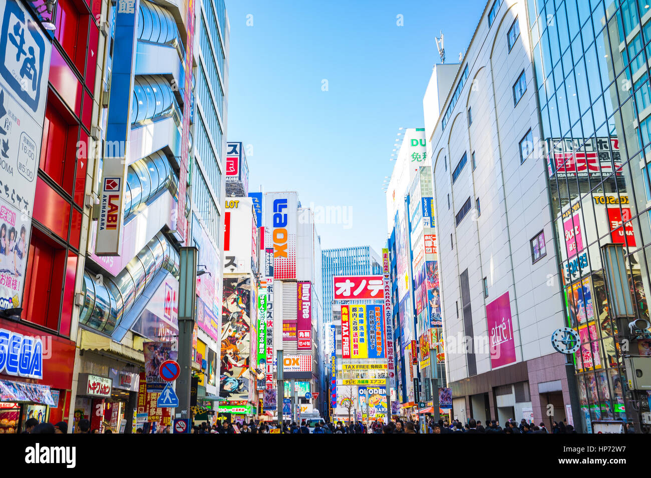 Tokyo, Japan - 31. Dezember 2016: die bunten Zeichen in Akihabara. Der elektronischen Bezirk entwickelte sich zu einem Einkaufsviertel für Videospiele, Anime, ma Stockfoto
