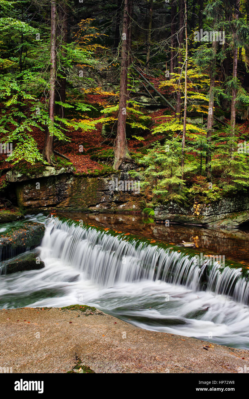 Schönheit der Natur, ruhige Ort am Bach mit Wasserfall, Herbstwald am Berghang Stockfoto