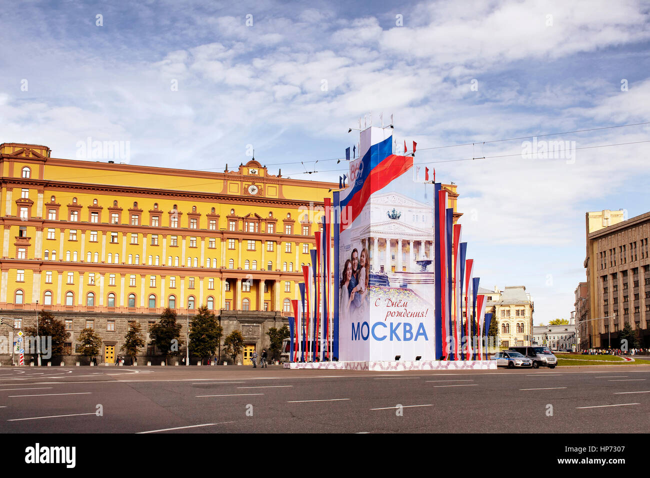 Ansicht der Lubjanka-Platz. Hauptsitz des KGB in Russland ist in den Hintergrund. Advertisiment der Tag der Stadt Moskau befindet sich im Herzen der Region. Stockfoto