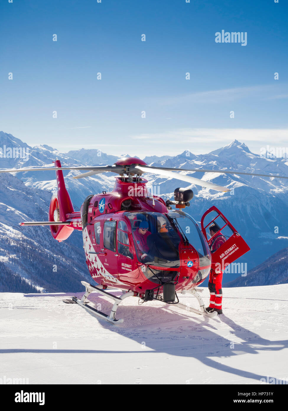 Lauchernalp, Schweiz - 13. Februar 2017: A Eurocopter EC135 Helikopter der  Schweizer "Air Zermatt" Hubschrauber Fluggesellschaft ist auf den  schneebedeckten Skipisten gelandet Stockfotografie - Alamy