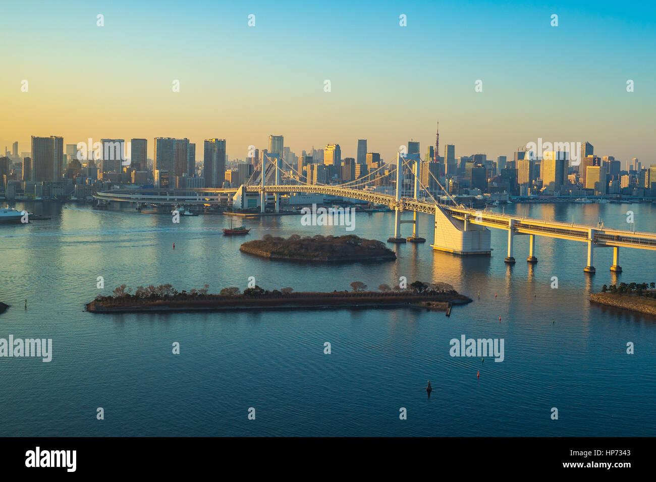 Blick auf Skyline von Tokyo in Odaiba-Tokio, Japan. Stockfoto