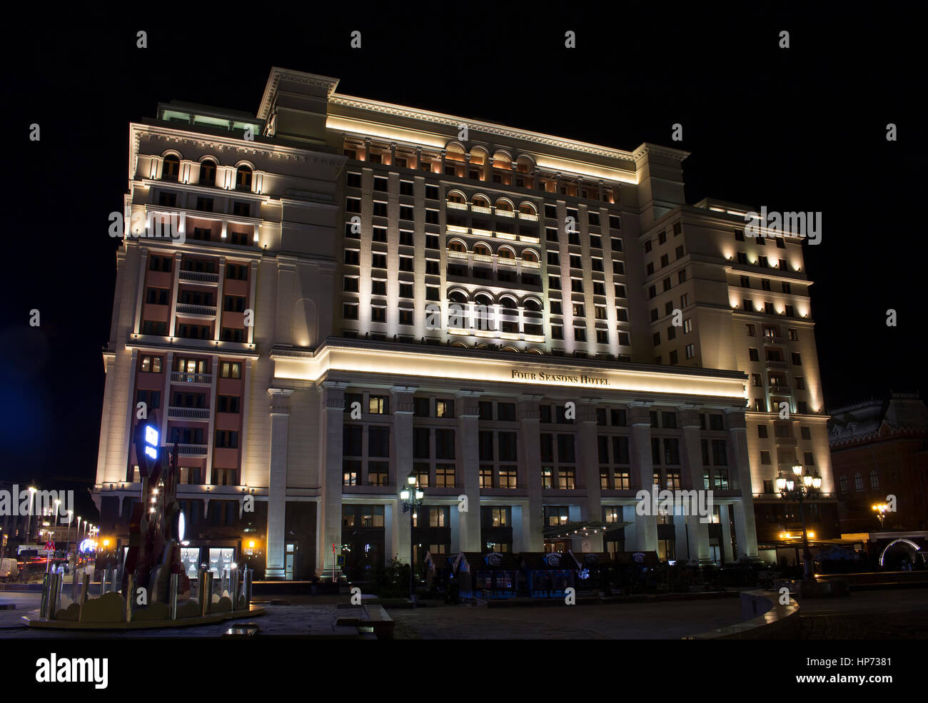 Berühmten, internationalen Four Seasons Hotel nahe dem Roten Platz in der Nacht. Stockfoto