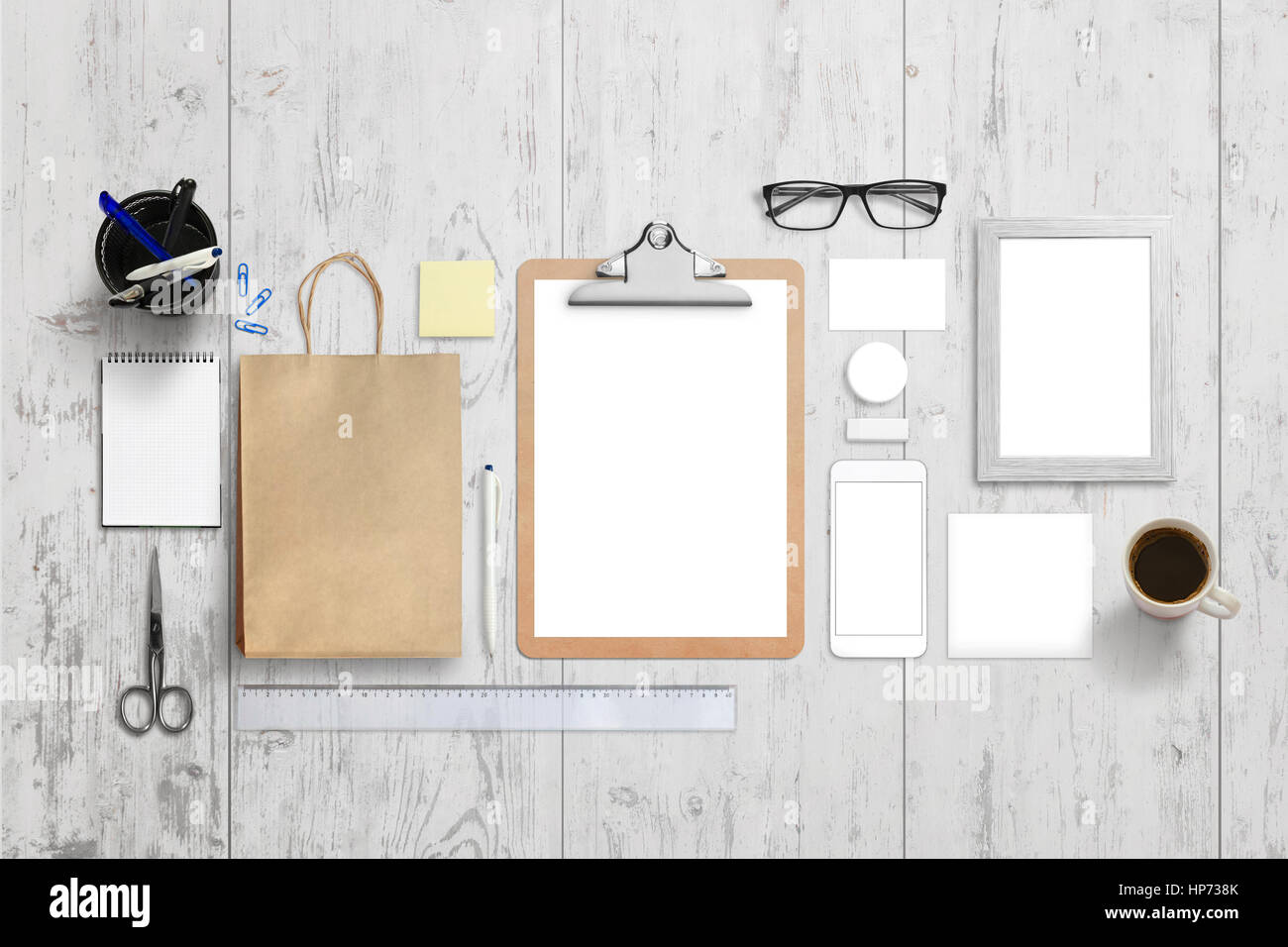 Unternehmensmarke Mark visual Identity-Vorlage. Draufsicht der isolierten Briefpapier auf weißen Schreibtisch aus Holz. Stockfoto
