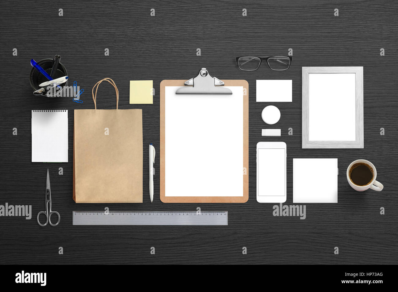 Unternehmensmarke Identität Mock-up auf schwarzen Schreibtisch. Einfache saubere und moderne Briefpapier mit Smartphone für app-Design-Präsentation. Stockfoto