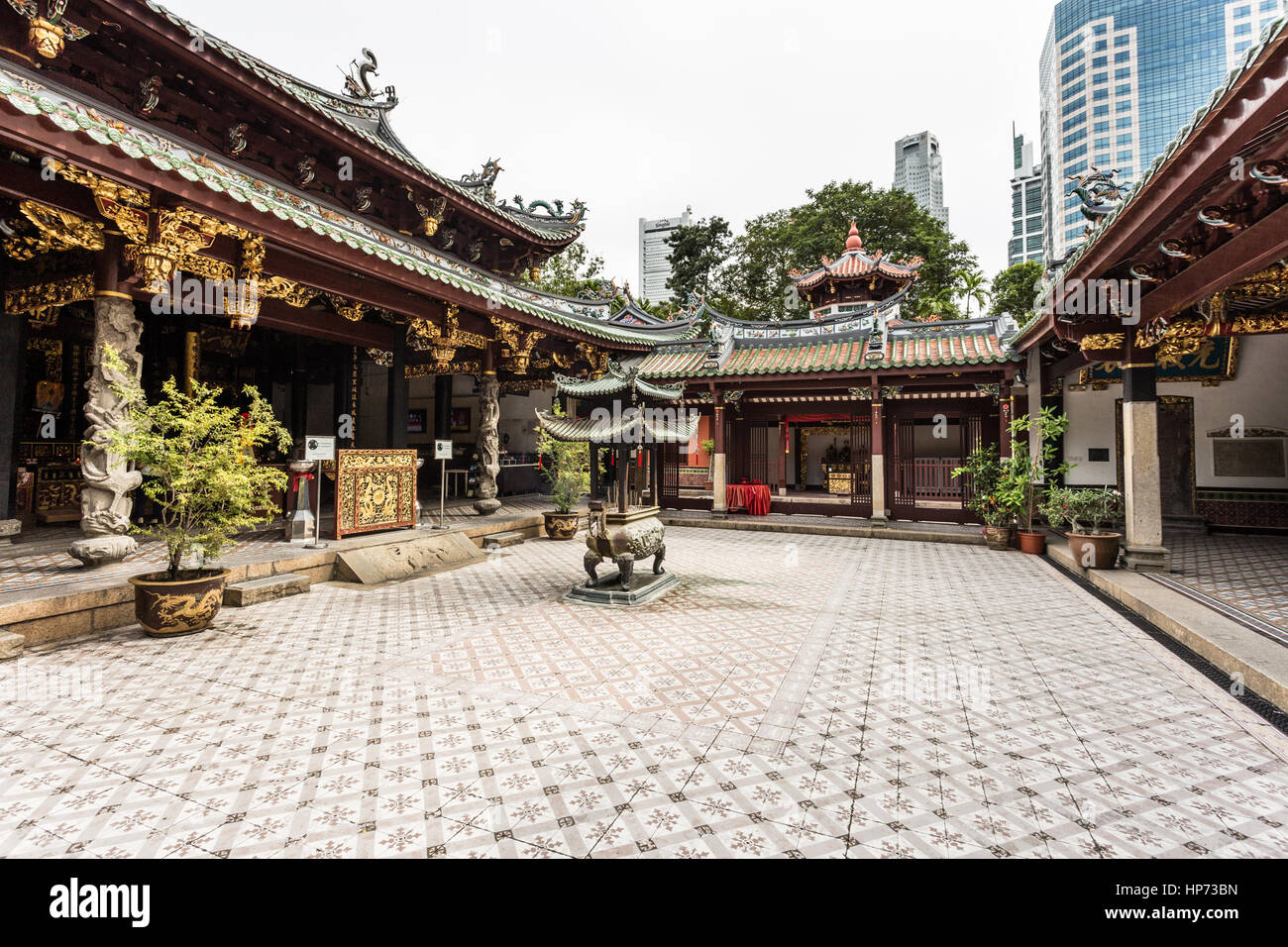 Singapur, Singapur - 21. September 2016: Thian Hock Keng Tempel in Singapur, Buddhismus und Taoismus, gewidmet kontrastiert mit dem modernen t Stockfoto