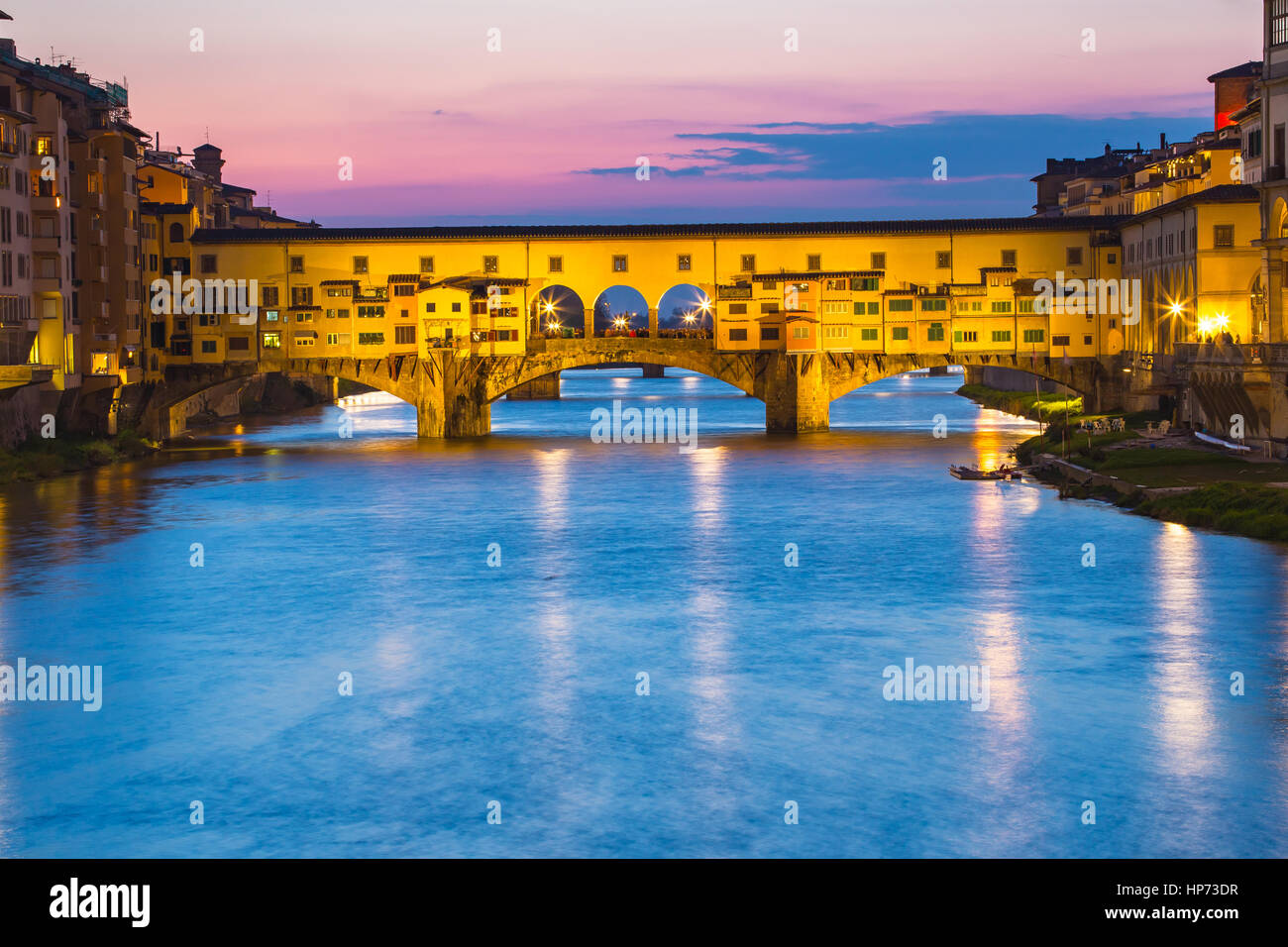 Die Brücke Ponte Vecchio in Florenz, Firenze, Italien. Stockfoto