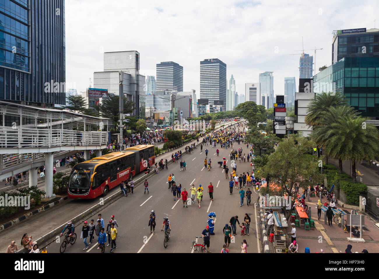 JAKARTA, Indonesien - 25. September 2016: Menschen genießen den autofreien Tag, was, jeden Sonntag Morgen auf der Sudirman Avenue in Jakarta passiert, wo Stockfoto