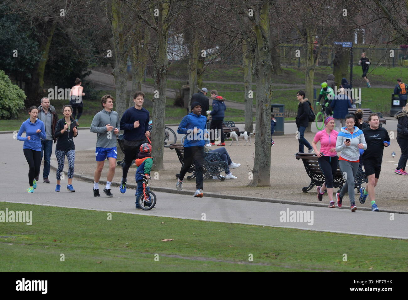 Menschen genießen die milderen Witterung im Victoria Park in Ost-London, als ein verlockenden Vorgeschmack des Frühlings wird sich Geister für viele in der bevorstehenden Woche - Aufhebung halten zwar eine Rückkehr zu nassen und windigen Bedingungen mit einem Risiko für Stürme Webstühle. Stockfoto