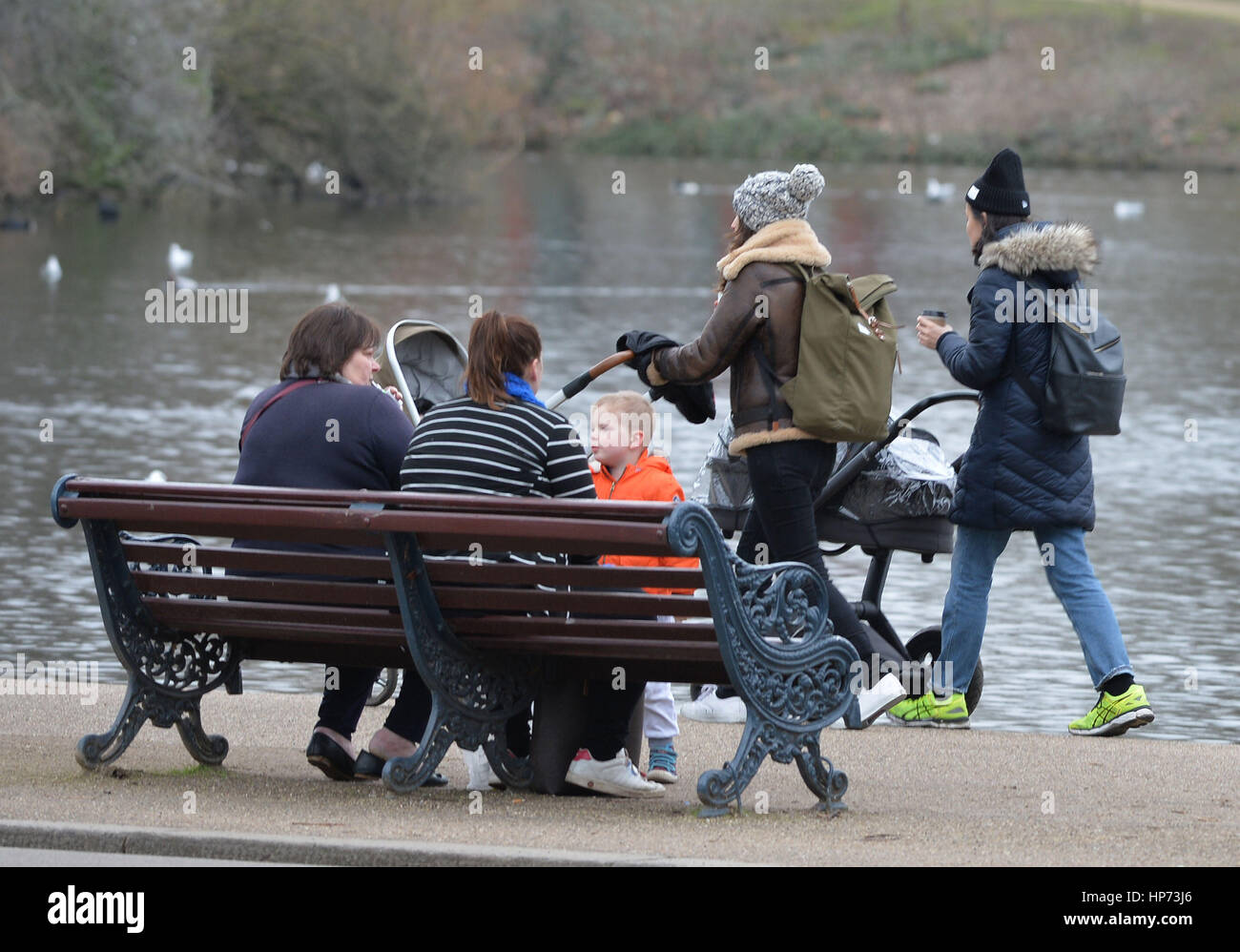 Menschen genießen die milderen Witterung im Victoria Park in Ost-London, als ein verlockenden Vorgeschmack des Frühlings wird sich Geister für viele in der bevorstehenden Woche - Aufhebung halten zwar eine Rückkehr zu nassen und windigen Bedingungen mit einem Risiko für Stürme Webstühle. Stockfoto