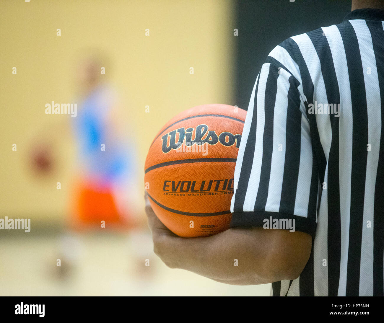 Ein Basketball-Schiedsrichter mit einem Ball bei einem timeout Stockfoto