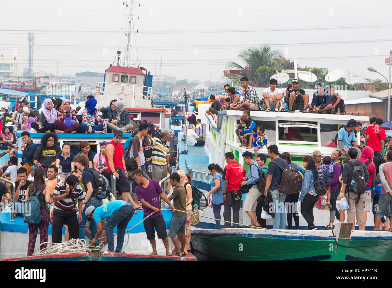 Jakarta, Indonesien - 7. September 2013: Menschen drücken sich an alten Holzfähre Boote in den Hafen von Jakarta-Überschrift, die tausend Insel vor Jak Stockfoto