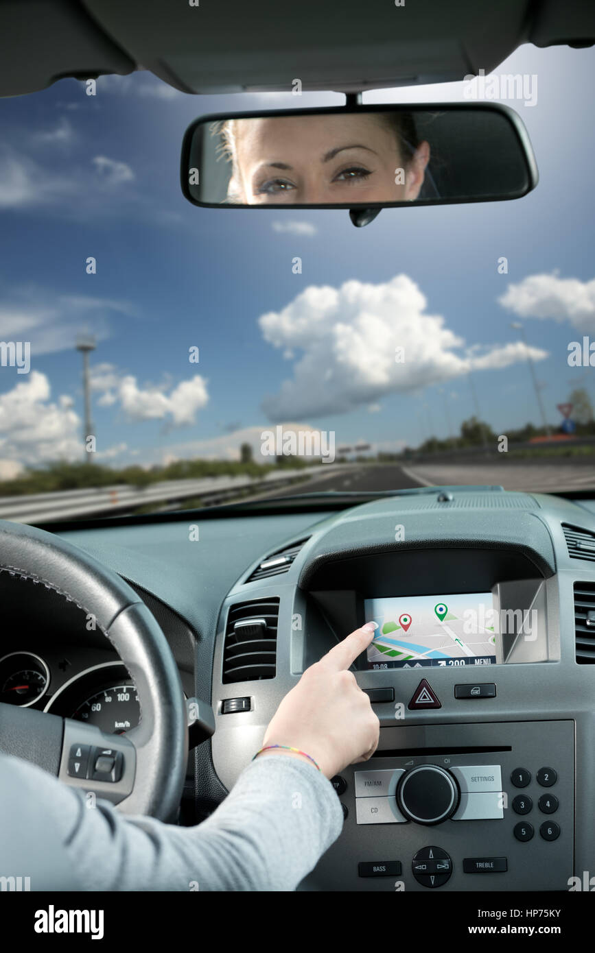 Frau fahren und mit Touchscreen Gps für die Navigation im Auto. Stockfoto