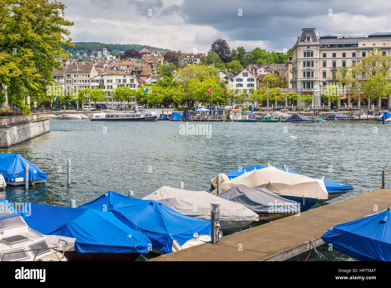 Zürich, Schweiz - 24. Mai 2016: Architektur von Zürich, die grösste Stadt der Schweiz und die Hauptstadt des Kantons Zürich. Boot Stockfoto