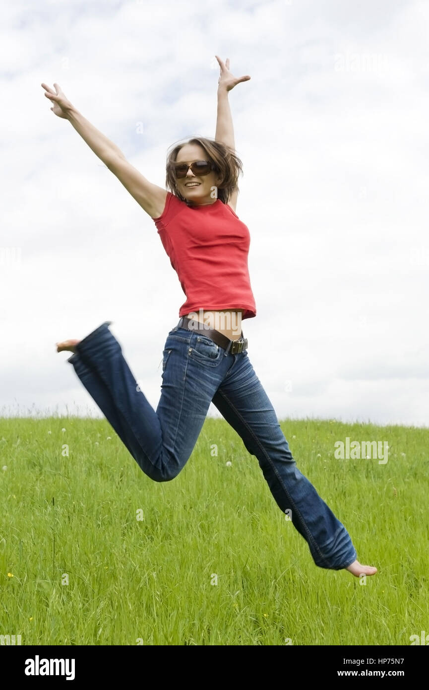 Model Release, Junge, agile Frau, 30, Springt in der Wiese - Frau springen auf Wiese Stockfoto