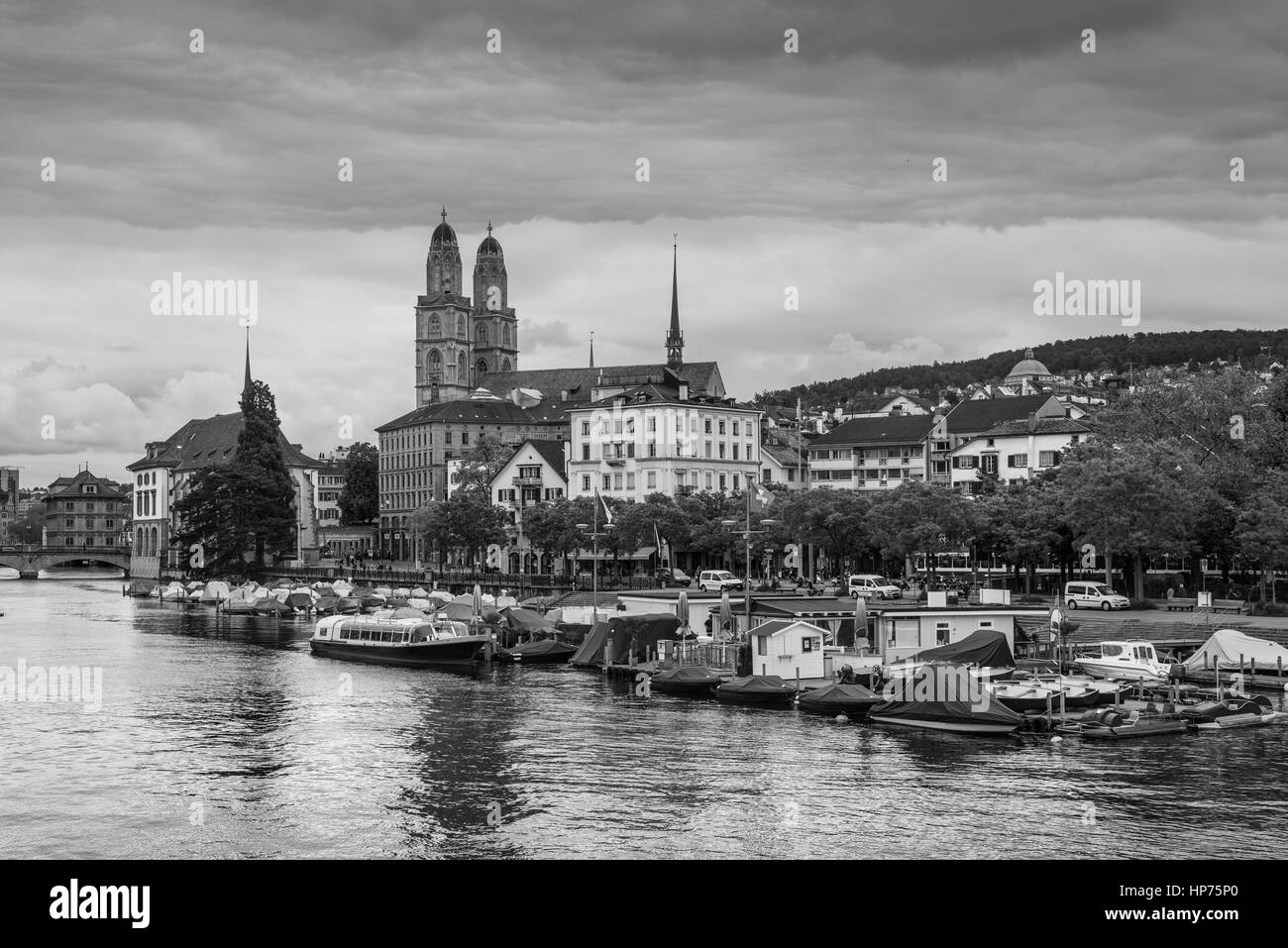 Ansicht der historischen Stadt Zürich mit Grossmünster Kirche und Limmat  Fluß an einem trüben regnerischen Tag, Zürich, Schweiz. Schwarz / weiß  Fotografie Stockfotografie - Alamy