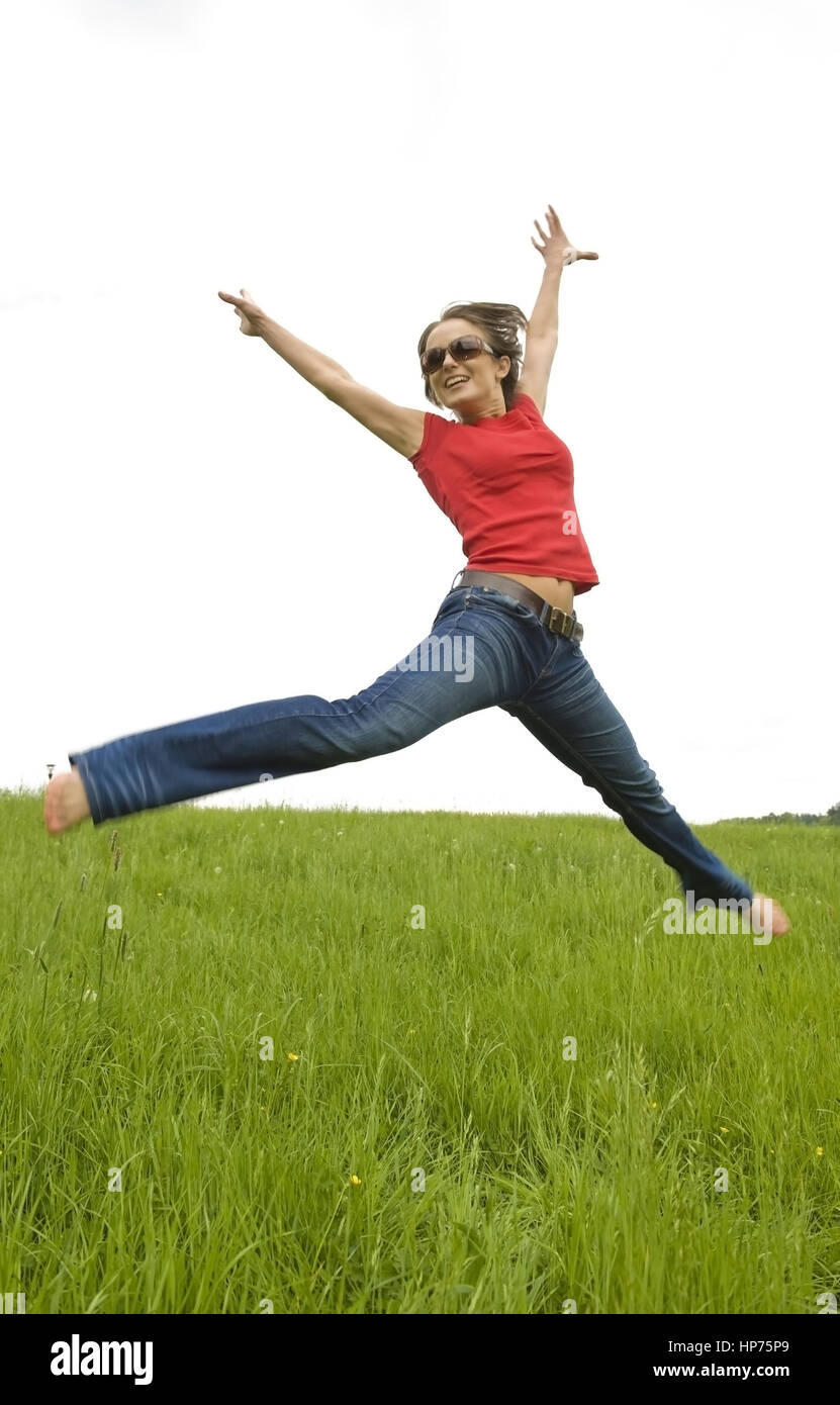 Model Release, Junge, agile Frau, 30, Springt in der Wiese - Frau springen auf Wiese Stockfoto