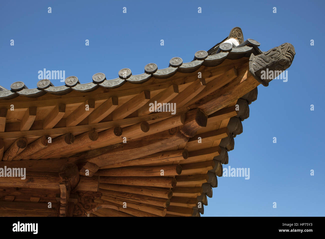 das Dach der koreanischen traditionellen Stil: für den Hintergrund. Dies erfolgt durch Holz und das Dach Fliesen und es gibt keine Nägel und jedes Teil nur montieren. Stockfoto