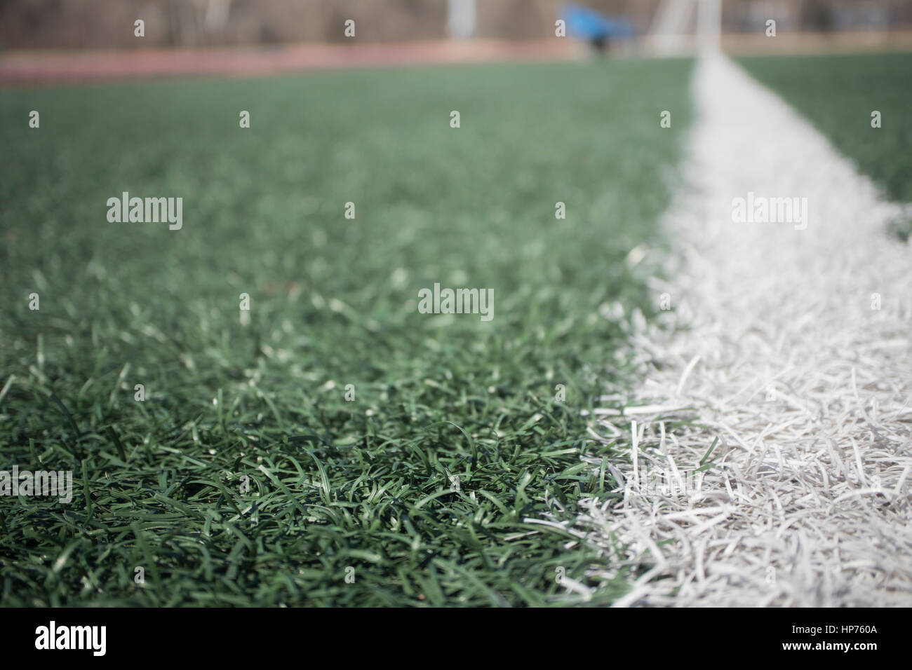 der Kunstrasen-Fußballplatz: für die Nutzung des Hintergrunds, absichtlich unscharf gestellt. Stockfoto