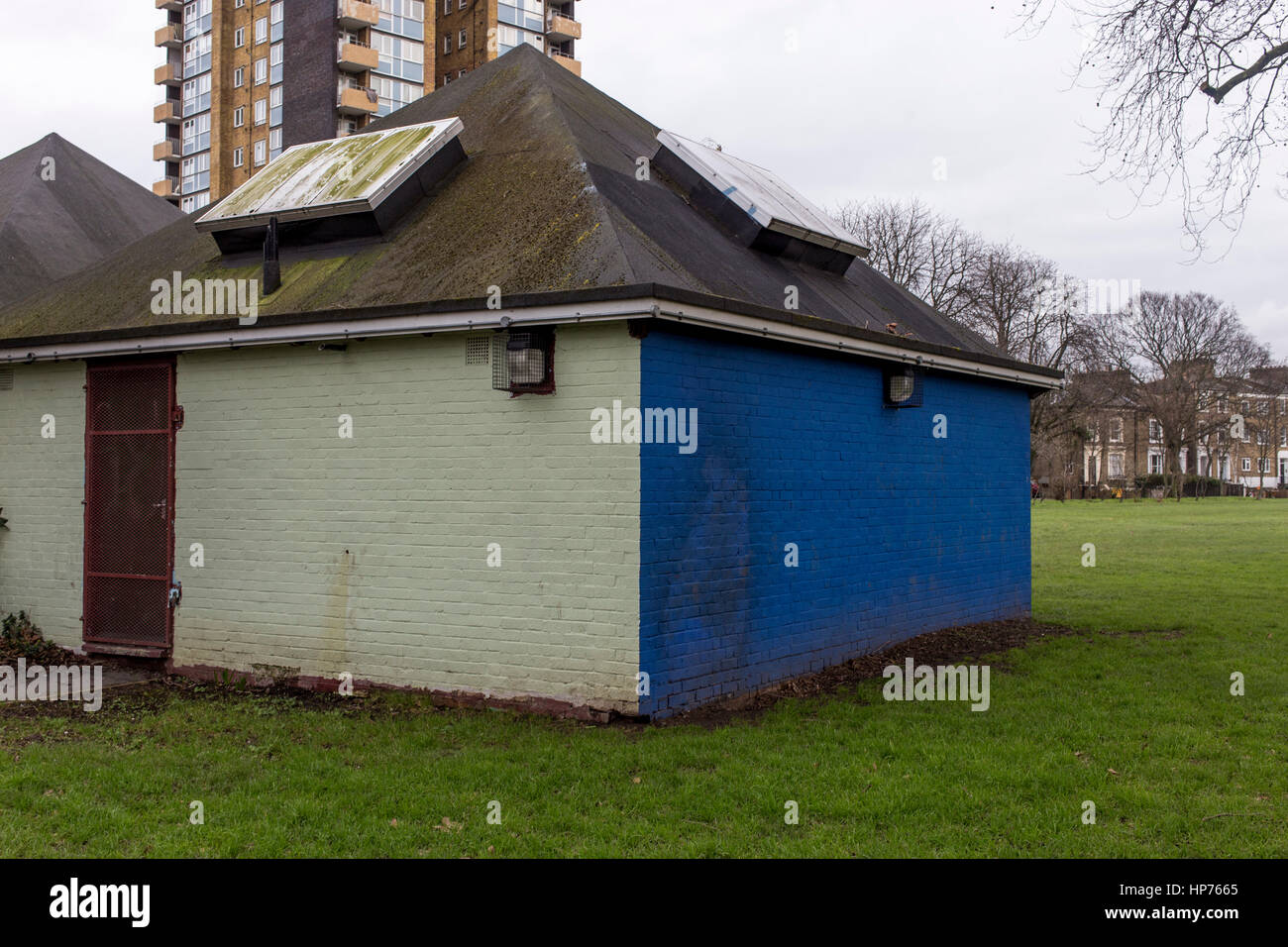 Blau und grün gestrichene Wände auf Rückseite des öffentlichen Toilettenblock auf London Fields, Hackney, East London. Stockfoto