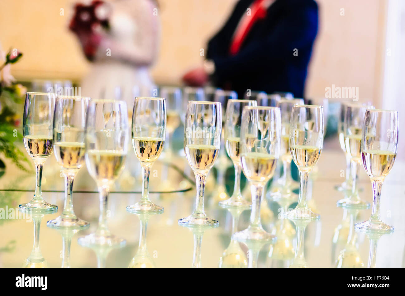 Glas Sekt auf den Tisch Stockfoto