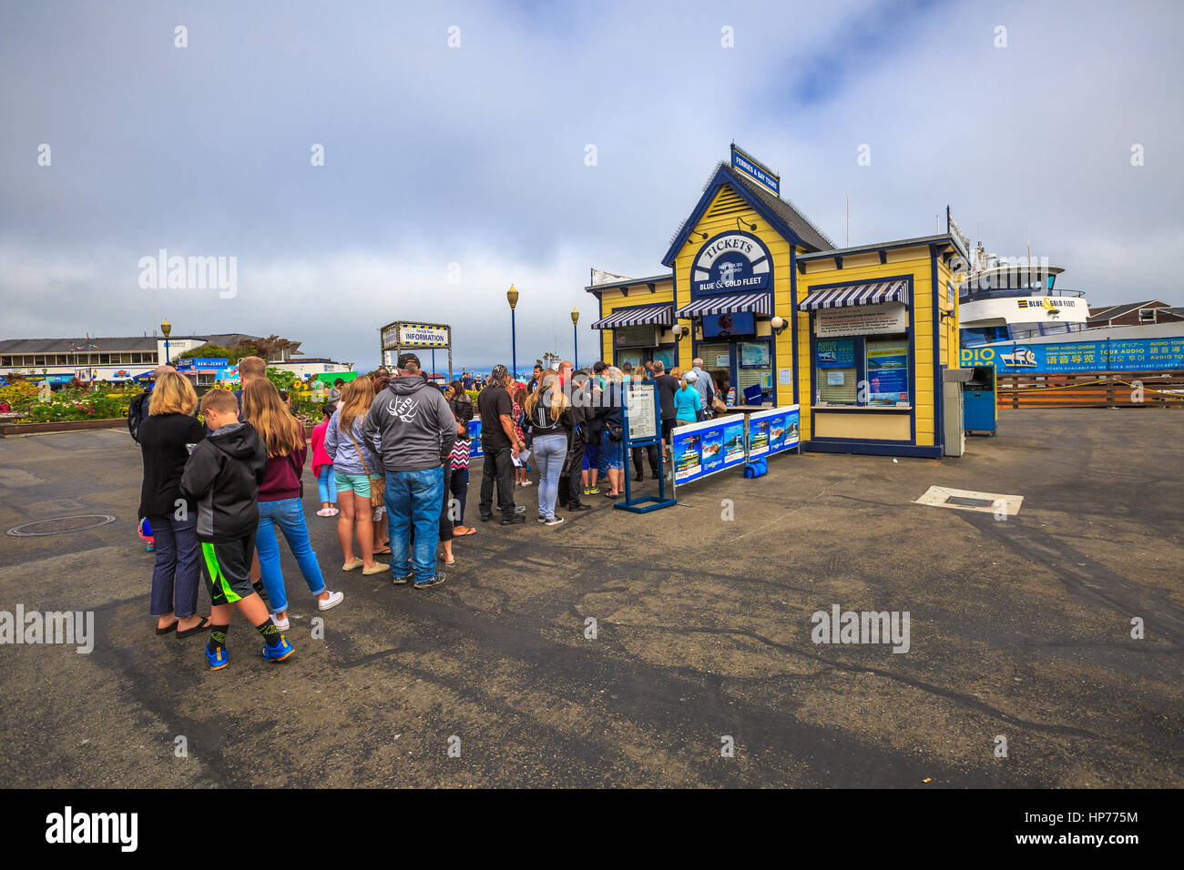 San Francisco, California, Vereinigte Staaten von Amerika - 14. August 2016: Zeile von Touristen für Fähren und Bucht Ausflüge Ticket nach San Francisco Bay. Freizeit, Ferien ein Stockfoto