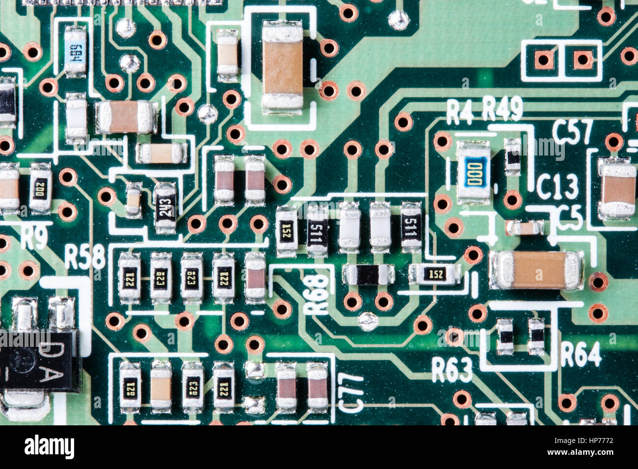 Nahaufnahme von einer Leiterplatte zeigt Verbindungen, Transistoren und viele andere elektronischen Komponenten Stockfoto