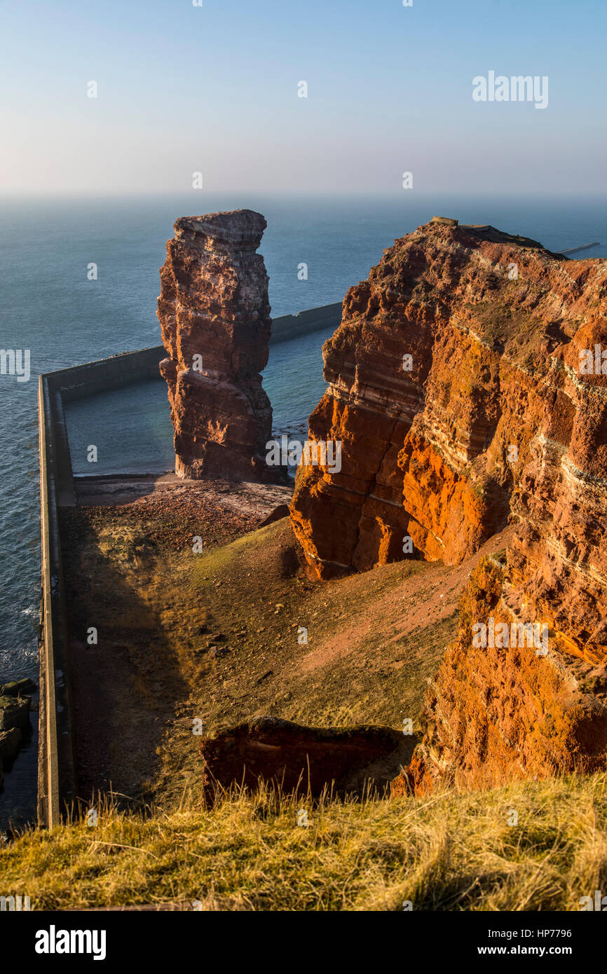 Die roten Steilküste Linie von Helgoland, eine deutsche Insel in der Nordsee, Lange Anna, das Wahrzeichen der Insel, genannt Rock-Nadel Stockfoto