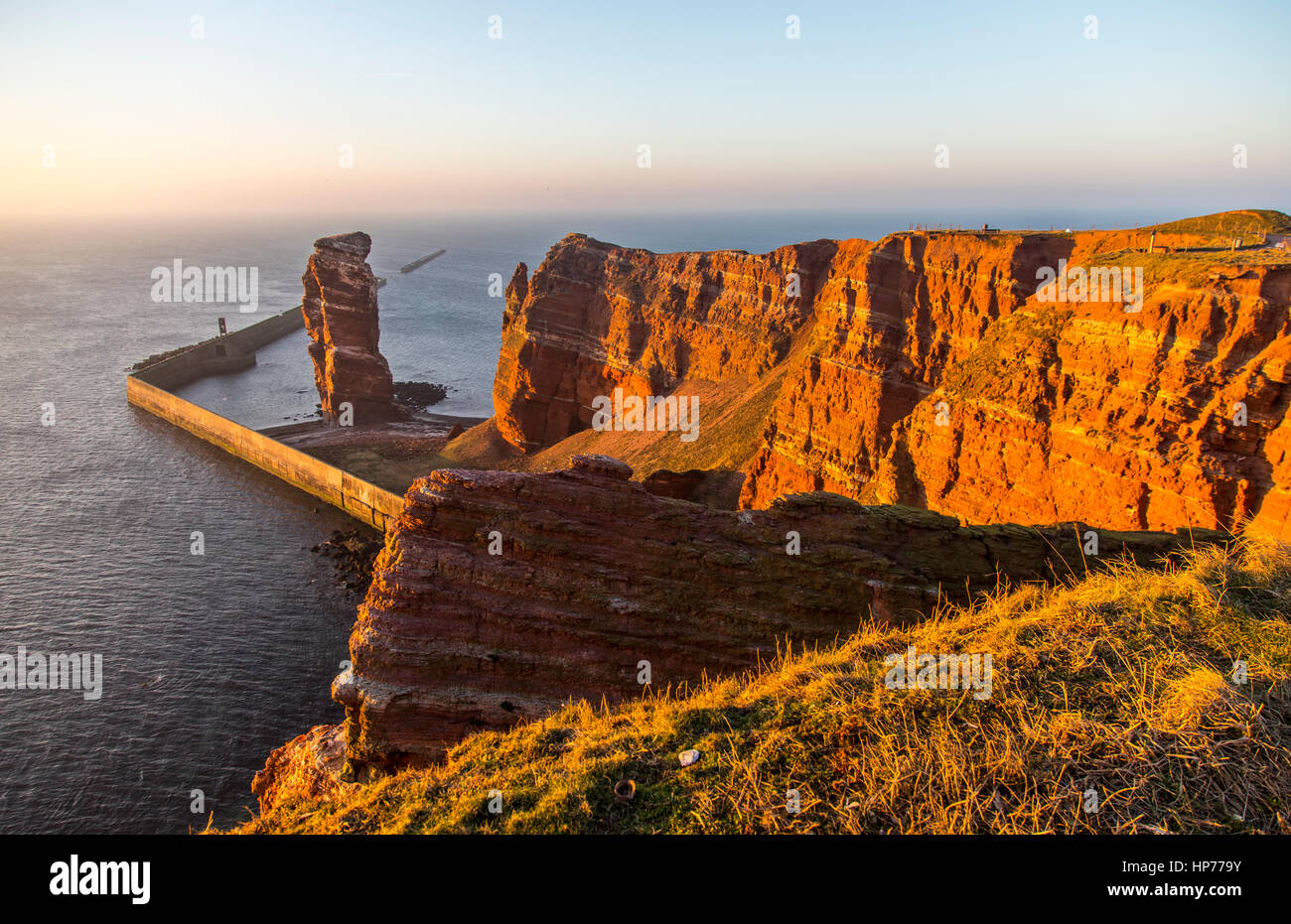 Die roten Steilküste Linie von Helgoland, eine deutsche Insel in der Nordsee, Lange Anna, das Wahrzeichen der Insel, genannt Rock-Nadel Stockfoto